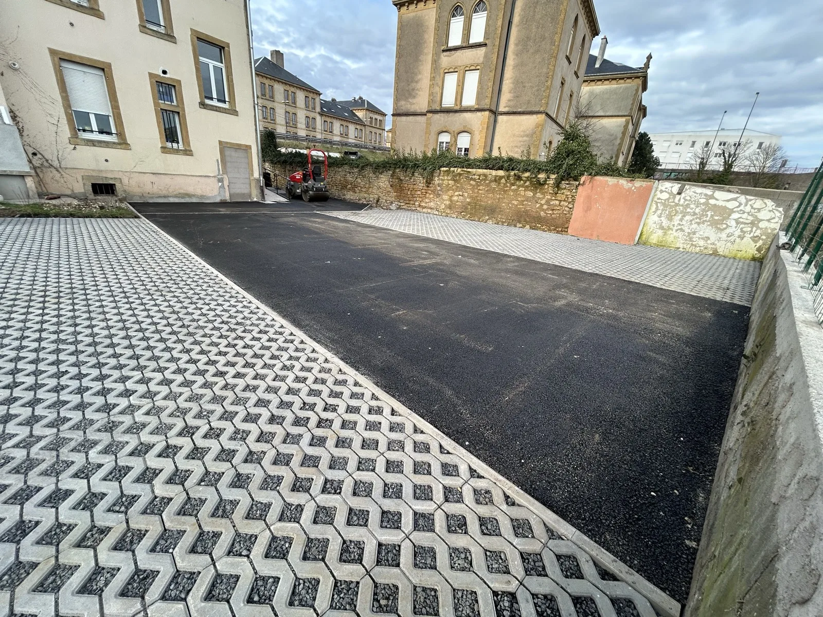 Après travaux — cour aménagée dallage et enrobé Le Ban-Saint-Martin Moselle 57