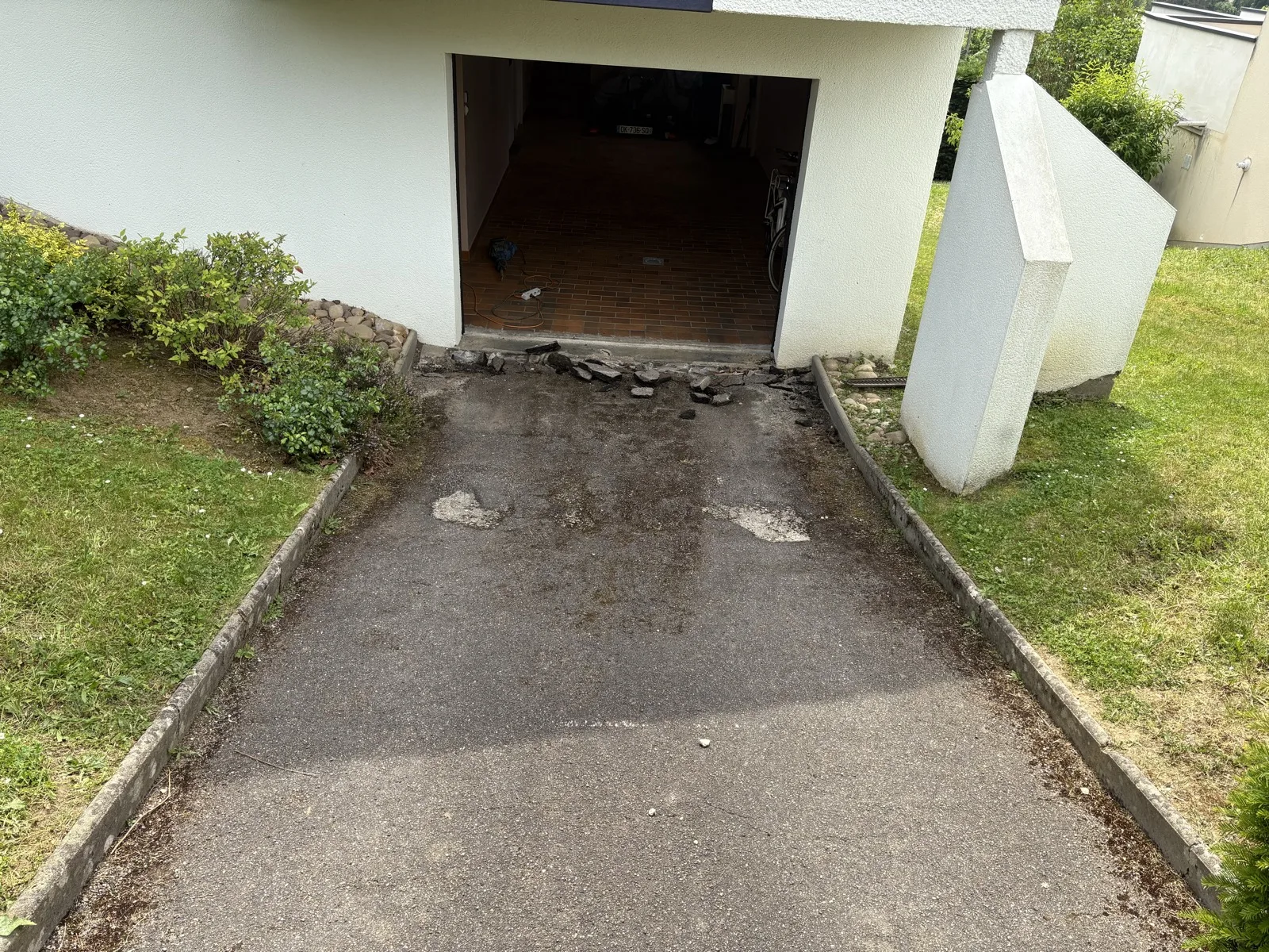 Avant — allée garage béton dégradé Metz Moselle 57