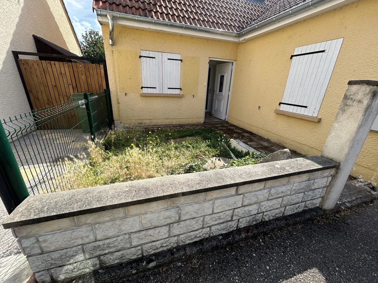Avant travaux — cour en friche Pont-à-Mousson Meurthe-et-Moselle 54