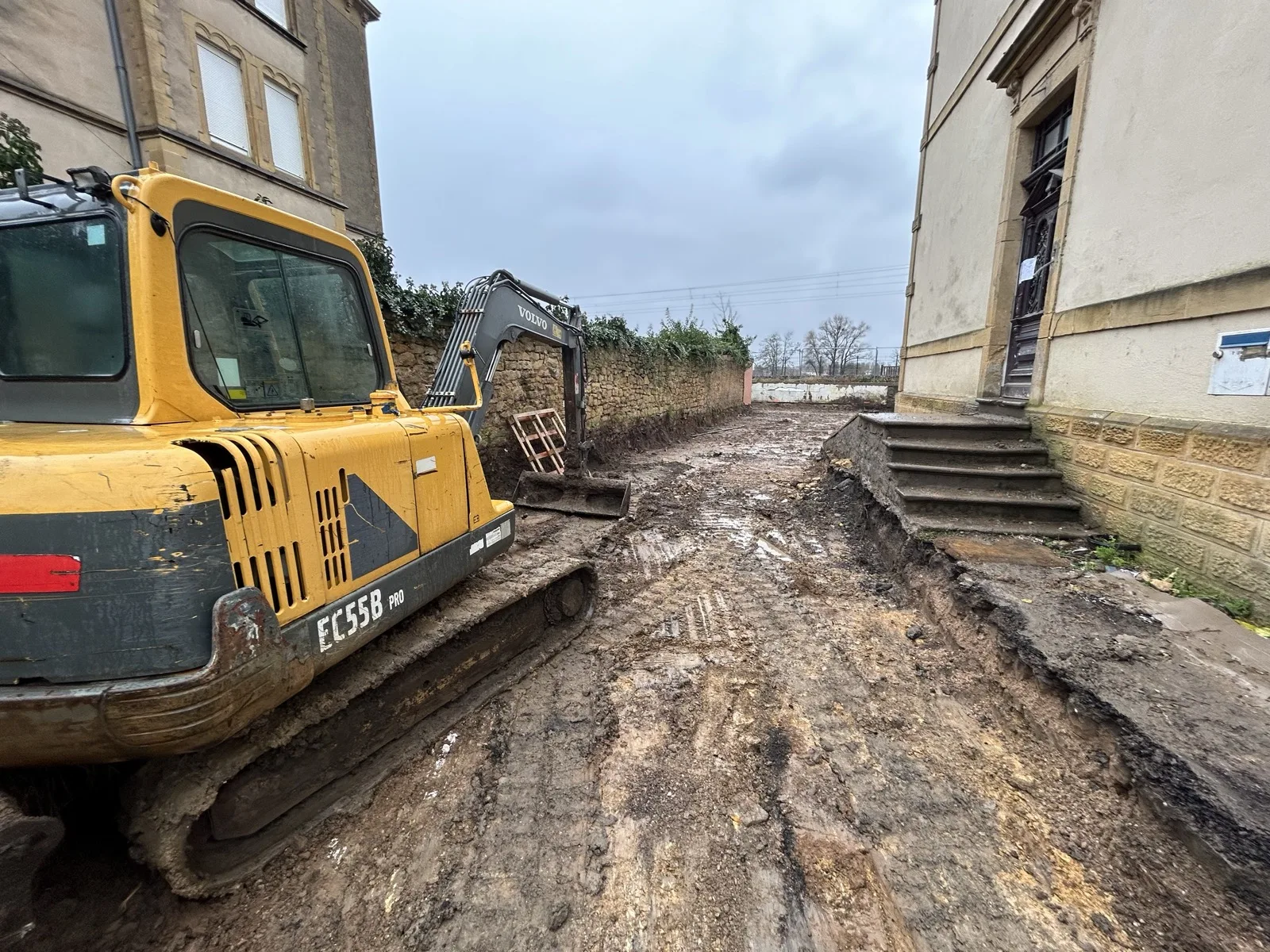 Avant travaux — décaissement cour avec pelleteuse Le Ban-Saint-Martin Moselle 57