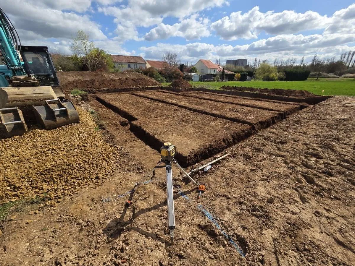 Fouilles de fondations lotissement Moselle — pelleteuse sur chantier