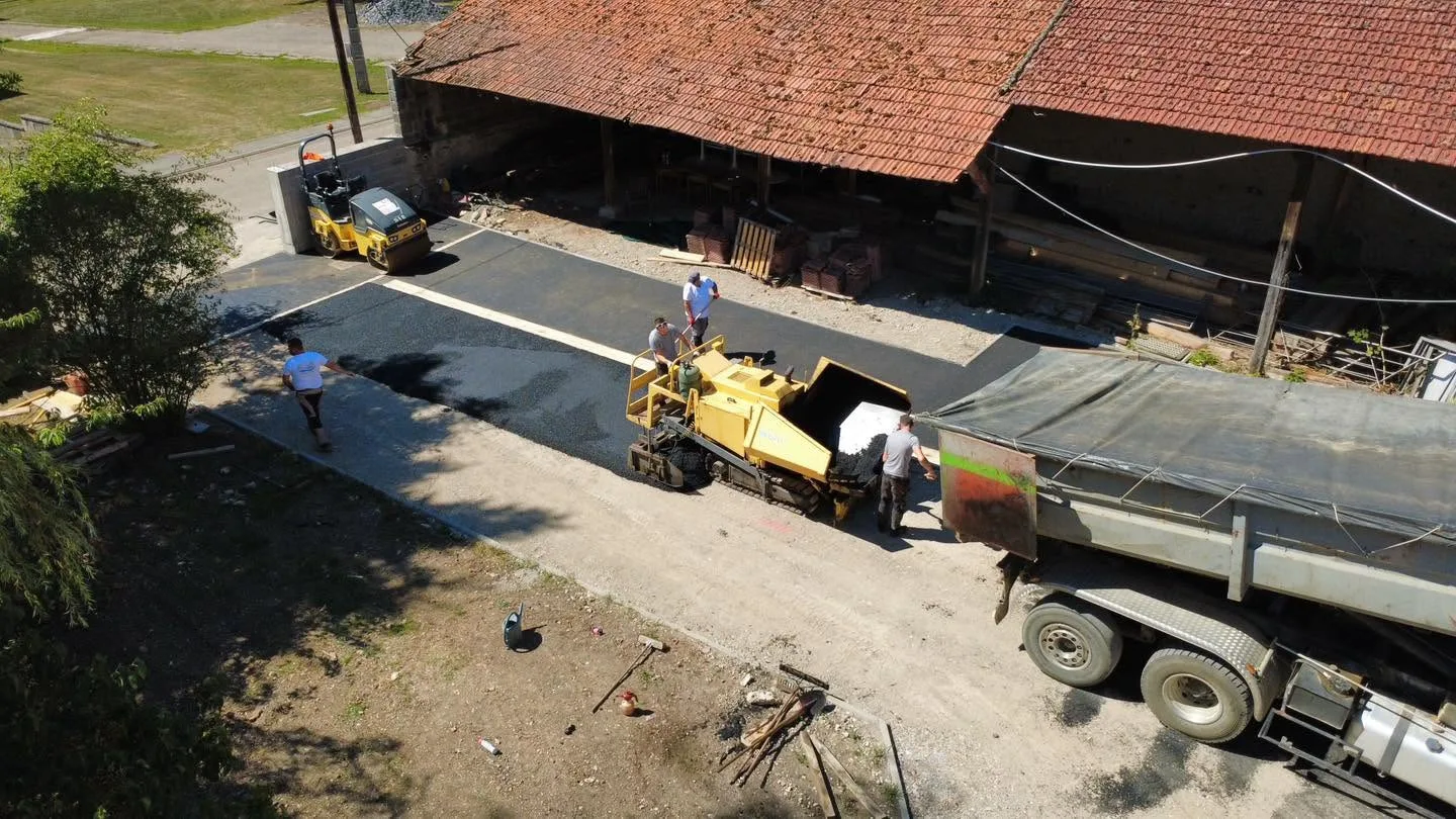 Pose d'enrobé parking ferme agricole vue drone Moselle