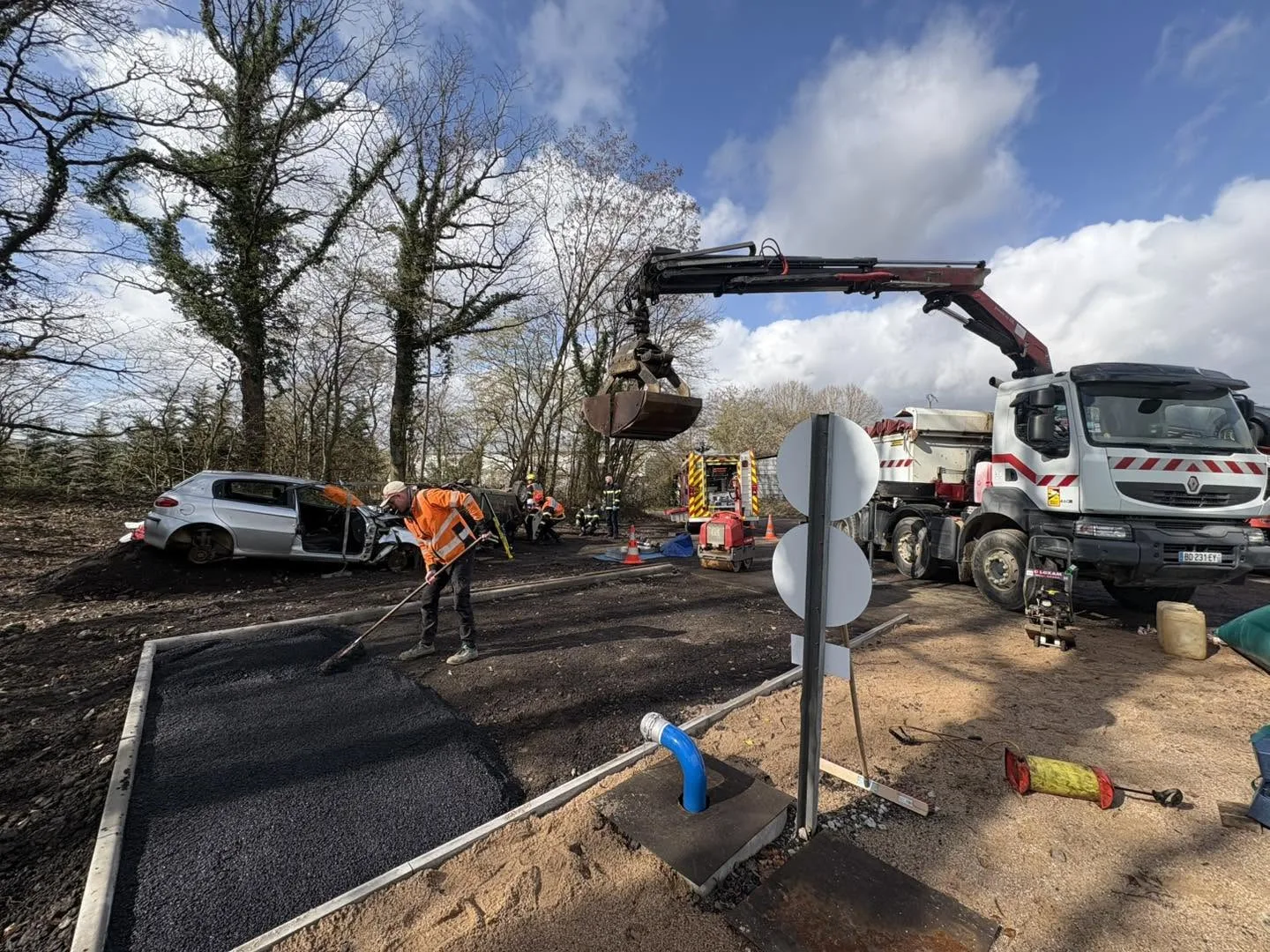 Pose d'enrobé route avec finisseur et camion grue Moselle