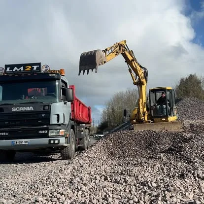 Transport granulats camion benne LM2T avec pelleteuse Moselle